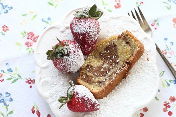 Rebanada de pastel de mármol con fresas —  Fotos de Stock