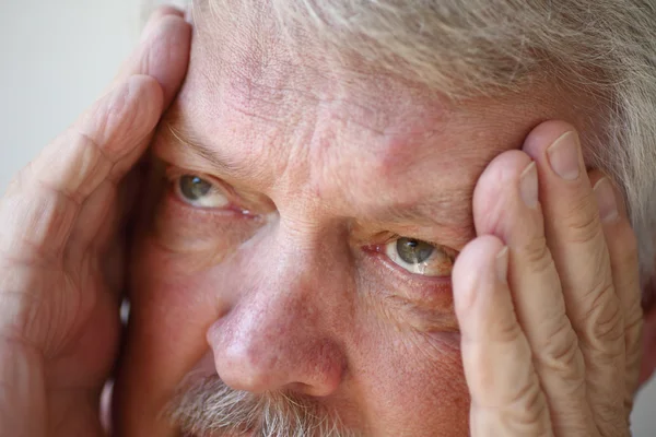 Hombre mayor con dolor de cabeza de cerca — Foto de Stock