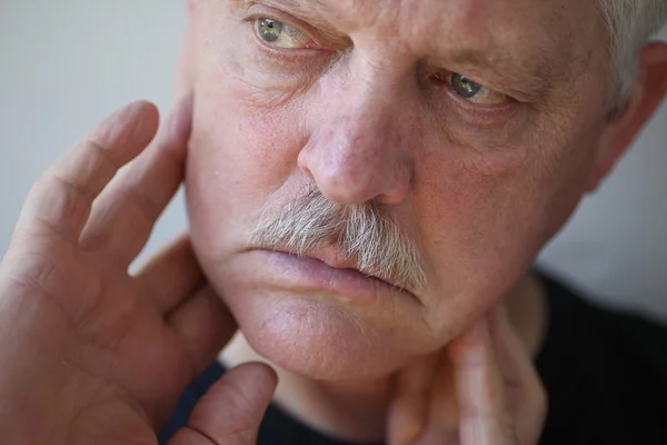 Man met vingers op pijnlijke kaak — Stockfoto