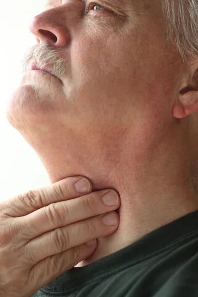 Uomo con mano sulla gola — Foto Stock