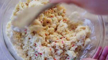 Renkli şekerleri şekerli kurabiye kabına karıştırıyorum.