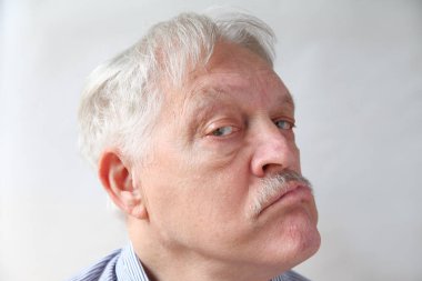 Bir adam çenesini uzatır ve metin alanından şüphe eder.