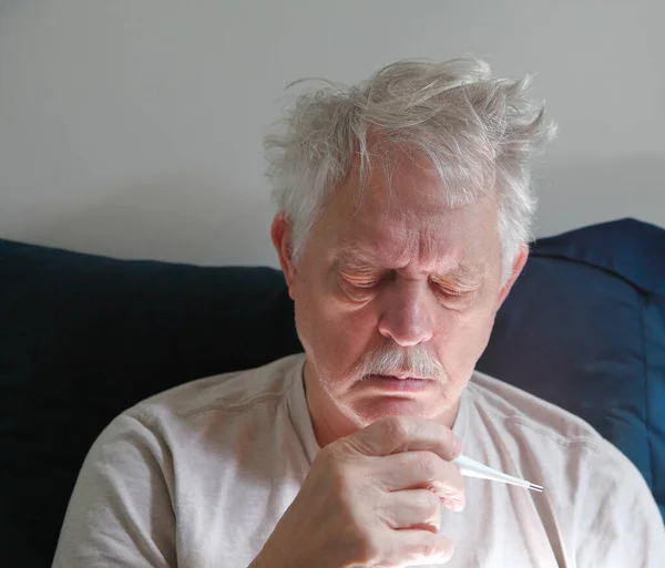 Homem Mais Velho Cama Franze Testa Enquanto Verifica Temperatura — Fotografia de Stock