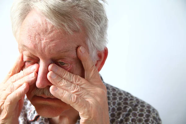 Hombre Mayor Con Las Manos Cara Espacio Para Copiar —  Fotos de Stock