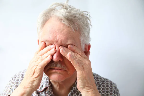 Hombre Mayor Pijama Tiene Los Dedos Sobre Sus Ojos Cansados —  Fotos de Stock