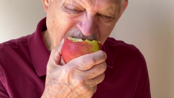 Старший Кусает Свежее Хрустящее Яблоко — стоковое видео