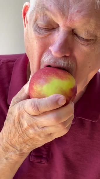 Ηλικιωμένος Που Απολαμβάνει Φρέσκα Φρούτα — Αρχείο Βίντεο