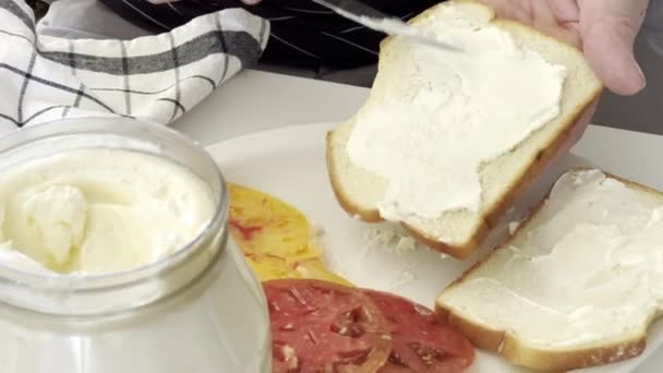Ένας Ηλικιωμένος Φτιάχνει Ένα Σάντουιτς Φρέσκια Ντομάτα — Αρχείο Βίντεο
