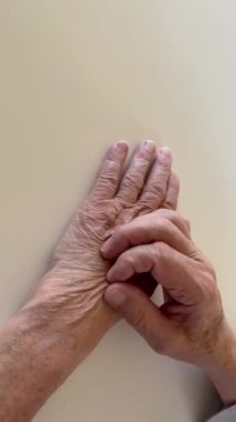 Bir adam ellerinin tahriş olmuş derisini kaşır.