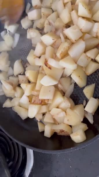 Aardappelstukken Van Bovenaf Koken — Stockvideo