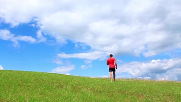 Bursche geht auf Gras nach oben — Stockvideo