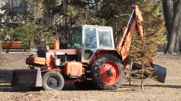 Červený traktor — Stock video