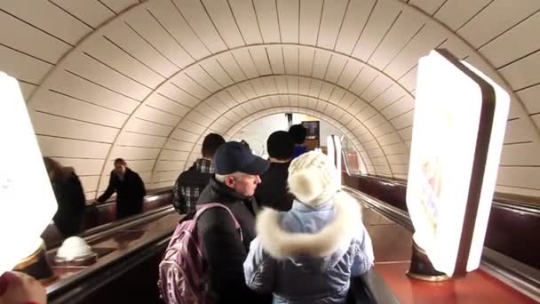 Подземный эскалатор — стоковое видео
