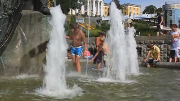 Children in fountain — Stock Video