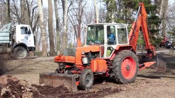 Помаранчевий колісний трактор — стокове відео