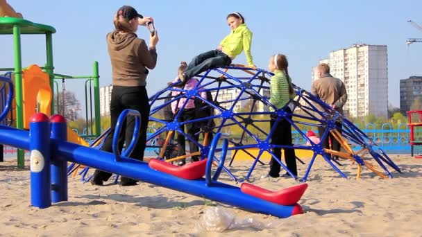 Taman bermain anak-anak — Stok Video