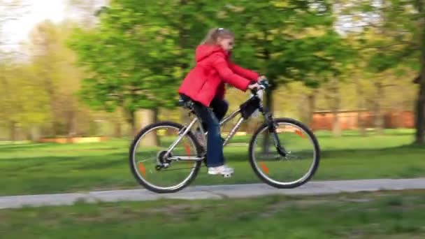Pengendara sepeda kecil — Stok Video