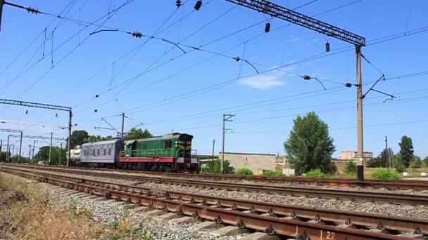 Grüne Lokomotive — Stockvideo