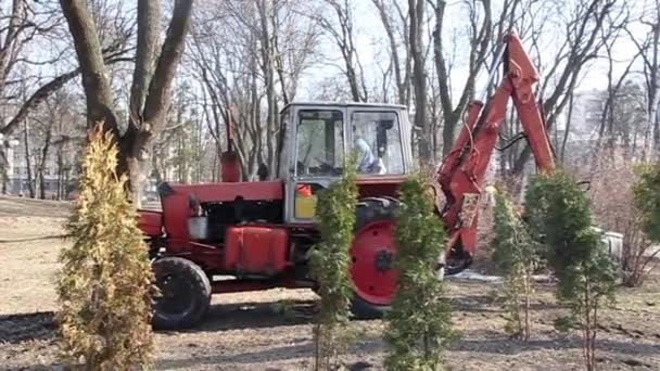 Red wheeled tractor — Stock Video