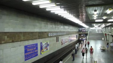 metro istasyonu. treni varış