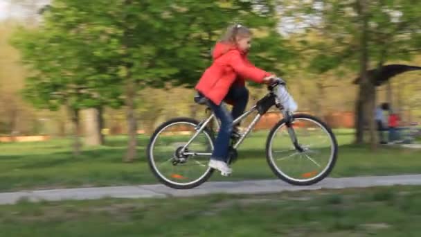 Liten flicka på cykel — Stockvideo