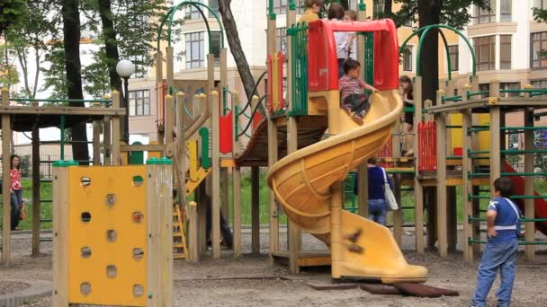 Kinderspielplatz — Stockvideo