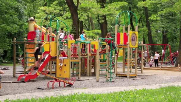 Nuovo parco giochi per bambini — Video Stock