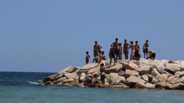 Tunisian boys on breakwater — Stock Video