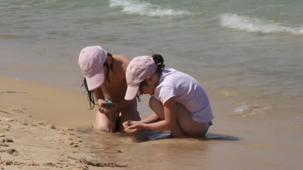 Twee meisjes op het strand — Stockvideo