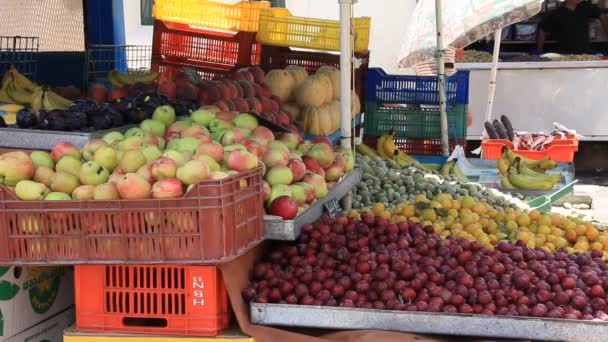 Fruit counter in the east market in Medina, Tunisia, Sousse — Stock Video