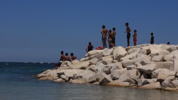 Tunisian boys on breakwater — Stock Video