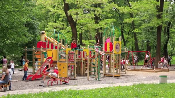 Parque infantil — Vídeo de Stock