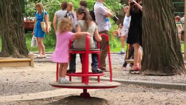 Kinderspielplatz — Stockvideo