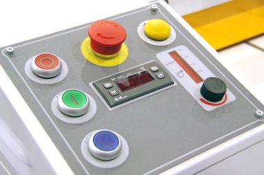 kontrol paneli ve kırmızı düğme