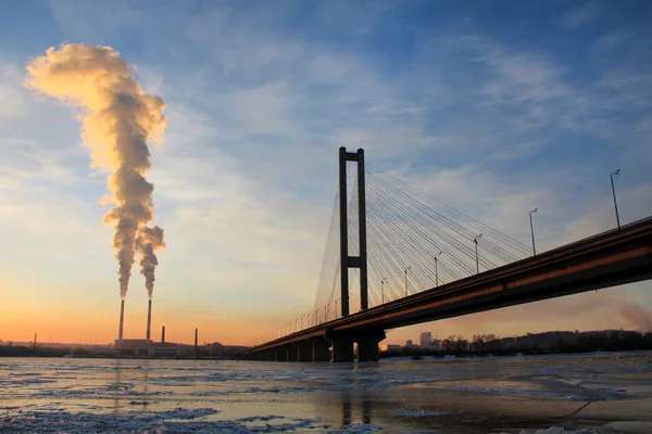 Brücke und Elektrokraftwerk — Stockfoto