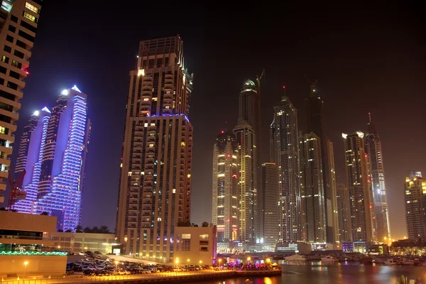 Pemandangan indah yang menerangi kota Dubai di malam hari — Stok Foto