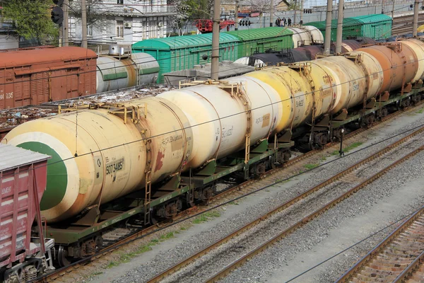 Ensemble de réservoirs avec transport ferroviaire d'huile et de carburant — Photo