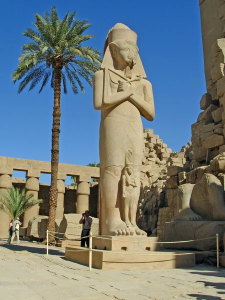 Socha Ramesse II v chrámu karnak v Luxoru, egypt — Stock fotografie