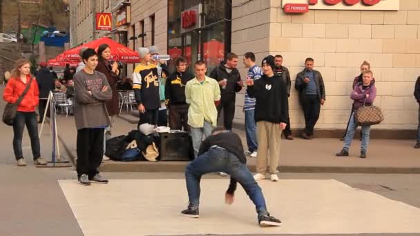 Break dancers — Stock Video