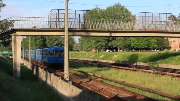 Blauwe trein — Stockvideo