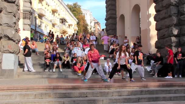 Street dancers — Stock Video