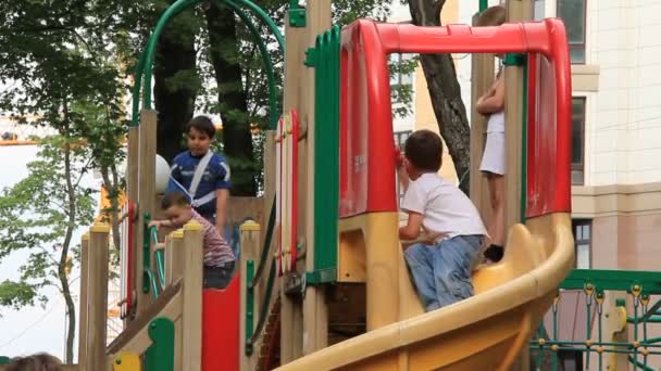 Kinderspielplatz — Stockvideo