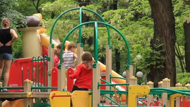 Kinderspielplatz — Stockvideo