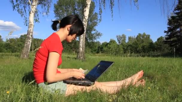 Chica con cuaderno y dinero — Vídeo de stock