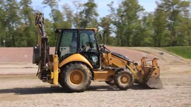 Tractor en funcionamiento — Vídeo de stock