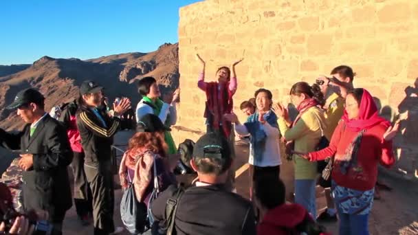 Peregrinos da China. Oração Invocatória. Moses Mountain. Península do Sinai. Egipto — Vídeo de Stock