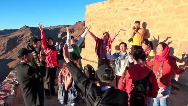 Peregrinos da China. Oração Invocatória. Moses Mountain. Península do Sinai. Egipto — Vídeo de Stock