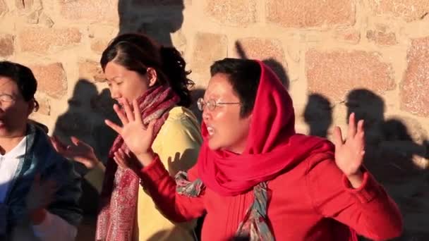 Προσκυνητές από την Κίνα. Παρακλητικός προσευχή. ο Μωυσής στο βουνό. χερσόνησο του Σινά. Αίγυπτος — Αρχείο Βίντεο