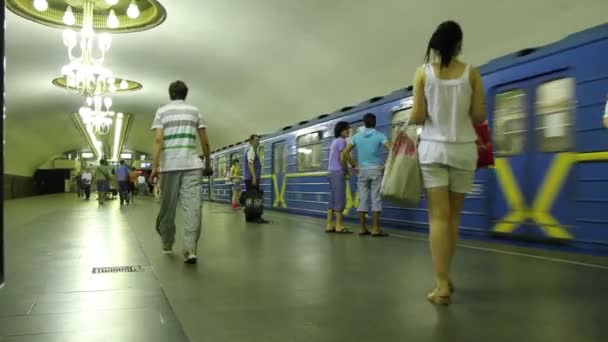 En la estación de metro — Vídeo de stock