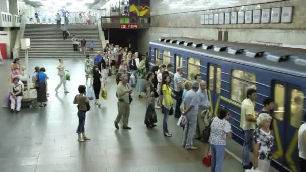 En la estación de metro — Vídeo de stock